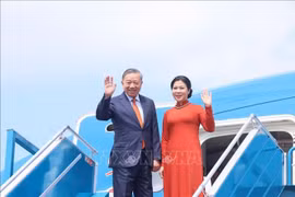 El secretario general del Comité Central del Partido Comunista de Vietnam (PCV), To Lam, y su esposa Ngo Phuong Ly, parten de Hanoi para una visita oficial a Finlandia. (Foto: VNA)