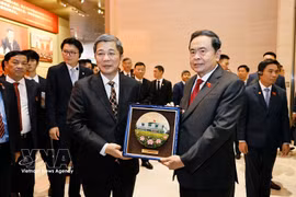 El presidente de la Asamblea Nacional, Tran Thanh Man, (derecha) entrega un obsequio conmemorativo al Museo de la Historia del Partido Comunista de China. (Foto: VNA)