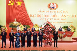 El presidente Luong Cuong entrega flores para felicitar al Comité provincial del Partido de Phu Tho. (Foto: VNA)