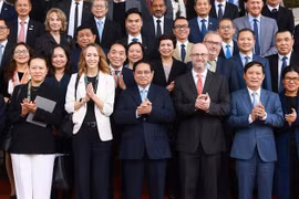 El primer ministro vietnamita, Pham Minh Chinh, con representantes de empresas estadounidenses en la cita (Foto: VNA)