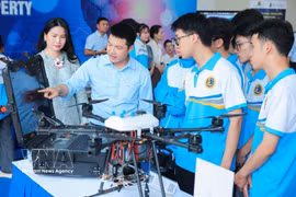 Estudiantes recorren el área de exhibición de productos de ciencia y tecnología en el marco del coloquio entre el Director General de la Organización Mundial de la Propiedad Intelectual (OMPI/WIPO) y la juventud vietnamita, celebrado en septiembre de 2025. (Foto: VNA)