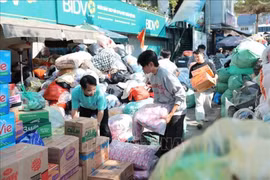 La gente vietnamita se une para apoyar a sus compatriotas a superar las consecuencias de las inundaciones. (Foto: VNA)