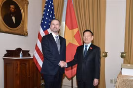 El viceprimer ministro vietnamita Ho Duc Phoc se reúne con el representante de Comercio de Estados Unidos, Jamieson Greer. (Foto: VNA)
