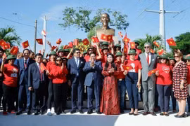 El primer ministro vietnamita, Pham Minh Chinh, participó en la ceremonia de renovación y colocación de ofrenda floral en el Monumento al Presidente Ho Chi Minh en la capital Santo Domingo, República Dominicana. (Fuente: VNA)