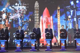 El secretario general del Partido, To Lam, el primer ministro Pham Minh Chinh y otros líderes y exlíderes del Partido y del Estado oficiaron la ceremonia inaugural de la Exposición. (Foto: VNA)