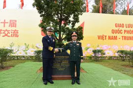 El ministro de Defensa de Vietnam, Phan Van Giang, y su homólogo chino, Dong Jun. )Ftoto: qdnd.vn