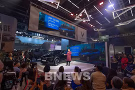 Muchos visitantes están interesados ​​en el modelo VF 6 en el stand de VinFast. (Foto: VNA)