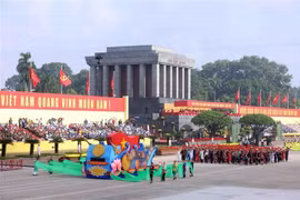 El bloque representativo de las 54 etnias vietnamitas desfilando frente a la tribuna. (Foto: VNA)