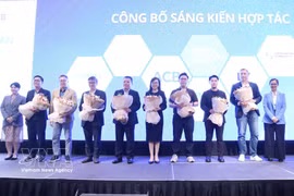 Los miembros participantes en la cooperación presentan el Foro de la Iniciativa de Cooperación de Cadenas de Valor Vietnam-ASEAN. (Foto: VNA)