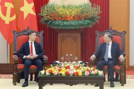 El secretario general del Partido Comunista de Vietnam, To Lam, recibe al embajador de la UE en Vietnam, Julien Guerrier (Fuente: VNA)