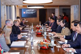 Durante la reunión entre el primer ministro de Vietnam, Pham Minh Chinh, y la presidenta de Suiza, Karin Keller-Sutter, en Davos. (Fuente: VNA)
