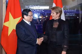 El primer ministro de Vietnam, Pham Minh Chinh, sostiene una reunión con la presidente de Suiza, Karin Keller-Sutter, en el marco de la Reunión 55 del Foro Económico Mundial (FEM) en Davos. (Foto: VNA)