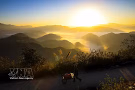 Vista del amanecer en el paso de Keo Lom, en la provincia de Dien Bien, que ofrece un paisaje de gran belleza escénica. (Foto: VNA)