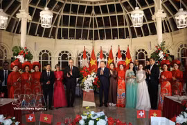 El secretario general del Partido Comunista y presidente de Vietnam, To Lam, y su esposa, Ngo Phuong Ly, junto con el presidente suizo, Guy Parmelin, y su esposa, Caroline Parmelin, entregan flores a los artistas. Foto: Thong Nhat – VNA.