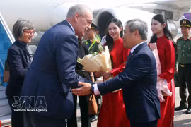 El presidente de Suiza, Guy Parmelin, y su esposa, Caroline Parmelin, llegan al aeropuerto de Noi Bai, en Hanoi. Foto: VNA