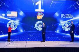 Los delegados realizan el acto de lanzamiento del proyecto. (Foto: VNA)
