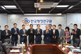 La delegación de la Academia Nacional de Política Ho Chi Minh junto a dirigentes del Instituto Nacional para el Desarrollo de Recursos Humanos de Corea del Sur (NHI). (Foto: VNA)