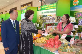 Productos agrícolas con certificación OCOP de la provincia de Son La, expuestos durante el IX Congreso Nacional de la Asociación de Agricultores de Vietnam para el mandato 2026-2031. (Foto: qdnd.vn)