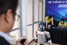 Área de exhibición de productos en el Día de la IA 2026, organizado por la Universidad de Ciencia y Tecnología de Hanoi y STEAM for Vietnam, en colaboración con la Embajada de Estados Unidos en Vietnam y el Centro Nacional de Innovación. (Foto: VNA)
