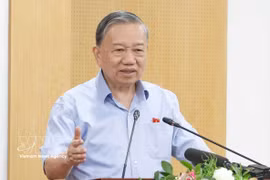El secretario general del Partido Comunista y presidente de Vietnam, To Lam, habla en el encuentro con los votantes. (Foto: VNA)