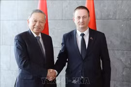 El secretario general del Comité Central del Partido Comunista de Vietnam (PCV), To Lam, se reunió con el primer ministro de Bielorrusia, Aleksandr Turchin, en Minsk, (Foto: VNA)