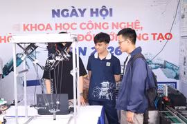 Estudiantes de la Universidad de Ciencia y Tecnología (Universidad de Da Nang) presentan productos tecnológicos. (Foto: Khoa Chuong/VNA)