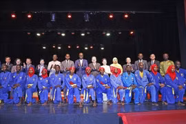 El presidente de la Asamblea Nacional de Vietnam, Tran Thanh Man, y su esposa con delegados y estudiantes de la Federación de Vovinam de Senegal. (Foto: VNA)
