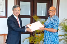El embajador de Vietnam en Cuba, concurrente en San Cristóbal y Nieves, Le Quang Long, entrega cartas credenciales a la gobernadora general, Dama Marcella Liburd (Fuente: VNA)