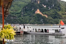 Visitantes en el lago de Hoa Binh. (Foto; VNA)