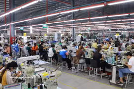 El sector textil, de la confección y del calzado de Vietnam busca pasar de la fabricación por encargo y el ensamblaje a actividades de mayor valor añadido, con más contenido tecnológico y competitividad. (Foto: VNA)