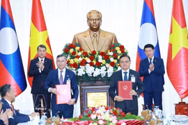 El primer ministro vietnamita, Le Minh Hung, y su homólogo laosiano, Saleumxay Kommasith, presencian la firma del acuerdo de cooperación entre ambos gobiernos en el sector financiero. (Foto: VNA)