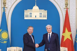 El secretario general del Partido Comunista de Vietnam (PCV), To Lam, y el presidente de Kazajistán, Kassym-Jomart Tokayev, adoptaron la Declaración Conjunta sobre el establecimiento de Asociación Estratégica bilateral. (Foto: VNA)