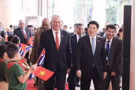 El presidente de Vietnam, Luong Cuong, y el primer secretario del Comité Central del Partido Comunista y presidente de Cuba, Miguel Díaz-Canel Bermúdez, en el acto. (Foto: VNA)