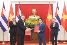 El secretario general del Partido Comunista de Vietnam, To Lam, y el primer secretario del Partido Comunista de Cuba y presidente de ese país, Miguel Díaz-Canel Bermúdez, presenciaron la ceremonia de entrega de documentos de cooperación. (Foto: VNA)