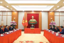 El secretario general del Partido Comunista de Vietnam (PCV), To Lam, sosteiene conversaciones telefónicas entre el secretario general del Partido Comunista y presidente de China, Xi Jinping. (Foto: VNA)