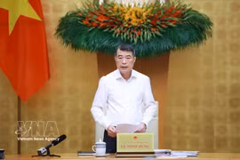 El primer ministro de Vietnam, Le Minh Hung, preside la reunión ordinaria del Gobierno correspondiente a septiembre. (Foto: VNA)