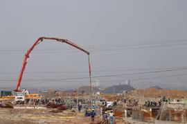 Trabajos intensivos en la construcción de infraestructuras del proyecto Vinmetal Ha Tinh. (Foto: VNA)