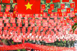 El rojo de la bandera nacional inunda la calle Hang Ma, distrito de Hoan Kiem, Hanoi. Foto: Khanh Hoa/VNA