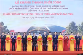 El secretario general del Partido Comunista de Vietnam, To Lam, el primer rministro Pham Minh Chinh y delegados inauguran proyectos y obras. Foto: Thong Nhat/VNA