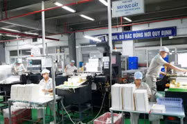 Línea de producción de envases en la empresa de Thang Long, que cumple con los requisitos de numerosos clientes nacionales e internacionales. Foto: VNA