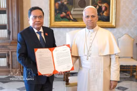 El presidente de la Asamblea Nacional de Vietnam, Tran Thanh Man, entrega al Papa León XIV la carta enviada por el secretario general del Partido Comunista y presidente de la República, To Lam. (Foto: VNA)