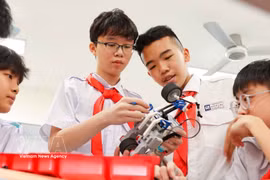 Estudiantes de Hanoi aplican la inteligencia artificial (IA) en la creación de imágenes y el diseño de ensamblaje de robots. (Foto: VNA)