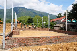 Soldados del Mando Militar de la provincia de Lai Chau participan en la construcción de viviendas para las familias afectadas por las inundaciones. (Foto: VNA)