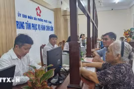 Una gran cantidad de personas acudió a realizar trámites administrativos el primer día de operaciones del gobierno de dos niveles en el distrito de Phuoc Thang, Ciudad Ho Chi Minh. (Foto: VNA)