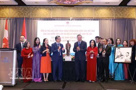 El secretario general y presidente To Lam entrega una estatua del Presidente Ho Chi Minh a la Embajada y a la comunidad vietnamita en Canadá. (Foto: VNA)