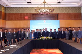 El secretario general y presidente To Lam con representantes de la Red de Expertos y Científicos Vietnamitas en Canadá. (Foto: VNA)