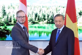 El secretario general del Partido Comunista de Vietnam y presidente de la República, To Lam, (derecha) recibe al secretario general del Partido Comunista de Canadá, Drew Garvie. (Foto: VNA)