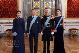 El secretario general del Partido Comunista y presidente de Vietnam, To Lam, junto con su esposa, Ngo Phuong Ly, y el rey Federico X y la reina María de Dinamarca. (Foto: VNA)