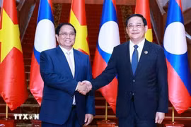 El primer ministro Pham Minh Chinh se reunió con su homólogo de Laos y presidente de la ASEAN 2024, Sonexay Siphandone, en ocasión de las cumbres de la ASEAN en Vientiane en octubre en Vientiane. (Foto: VNA)