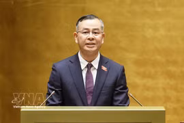 El ministro de Finanzas, Ngo Van Tuan, presenta el informe explicativo sobre la resolución de la Asamblea Nacional relativa a la política de inversión del Programa de Objetivo Nacional de Desarrollo Cultural y Social, Rural, de las Minorías Étnicas y de las Zonas Montañosas para 2026-2035. (Foto: VNA)